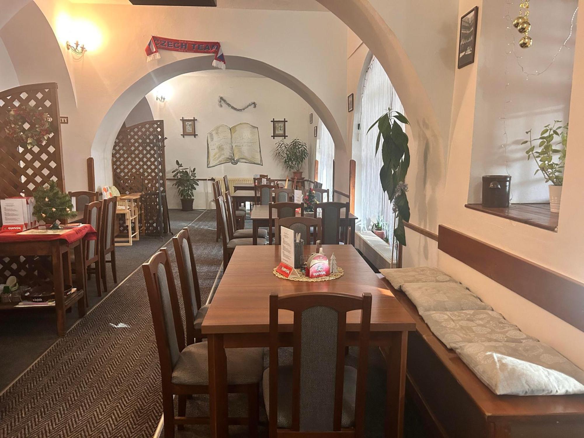 Opočno Restaurace A Penzion Podloubi מראה חיצוני תמונה