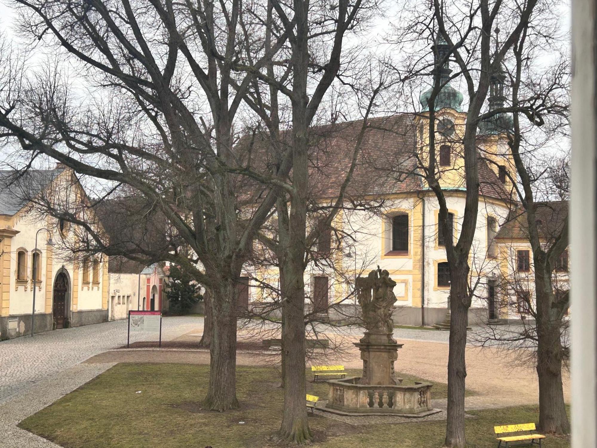 Opočno Restaurace A Penzion Podloubi מראה חיצוני תמונה